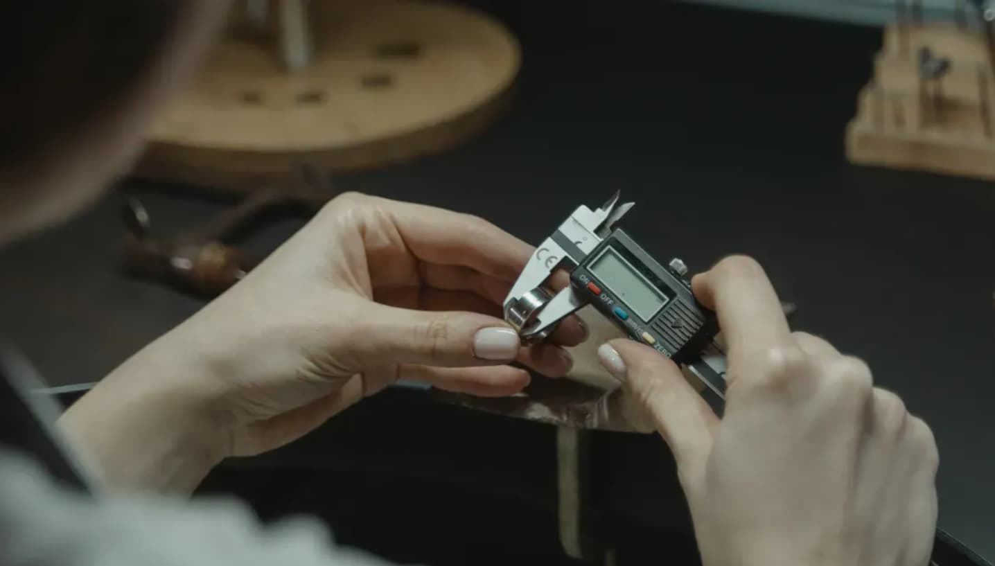 ¿Por qué son cruciales las piezas de estampado de metal de precisión para los dispositivos médicos modernos?