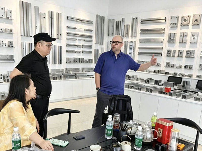 Clientes estadounidenses visitan Yuebao Technology para obtener soluciones CNC de aluminio a medida.